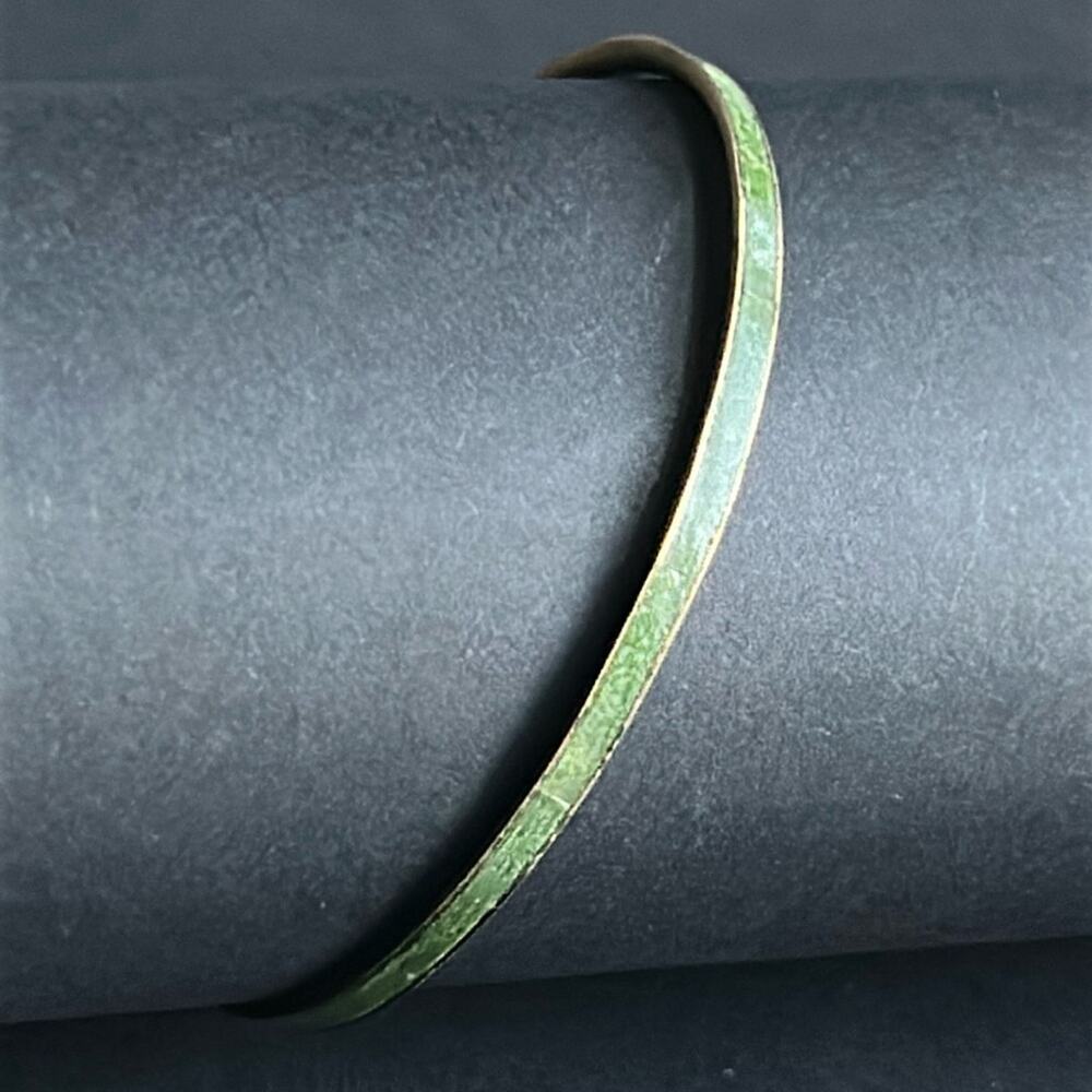 Women’s vintage dainty gold tone/green gemstone bangle bracelet one size
